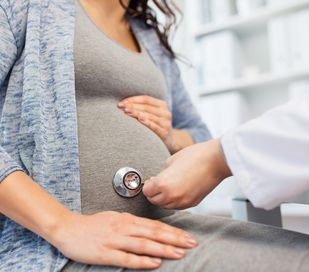 Doctora Ana Jarque Escriche embarazada en control medico